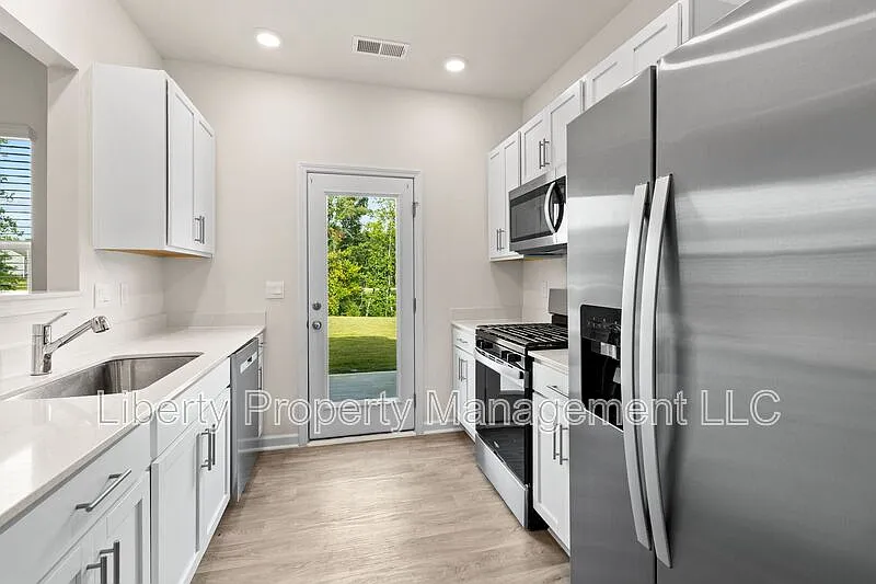 3 bed, 2.5 bath, 1400 sqft, $1,650 — Photo 4