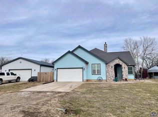 9557 E Lakeshore Dr, Ozawkie, KS 66070