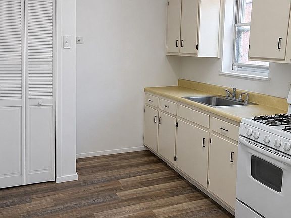 5th image of 445 Roxborough Ave