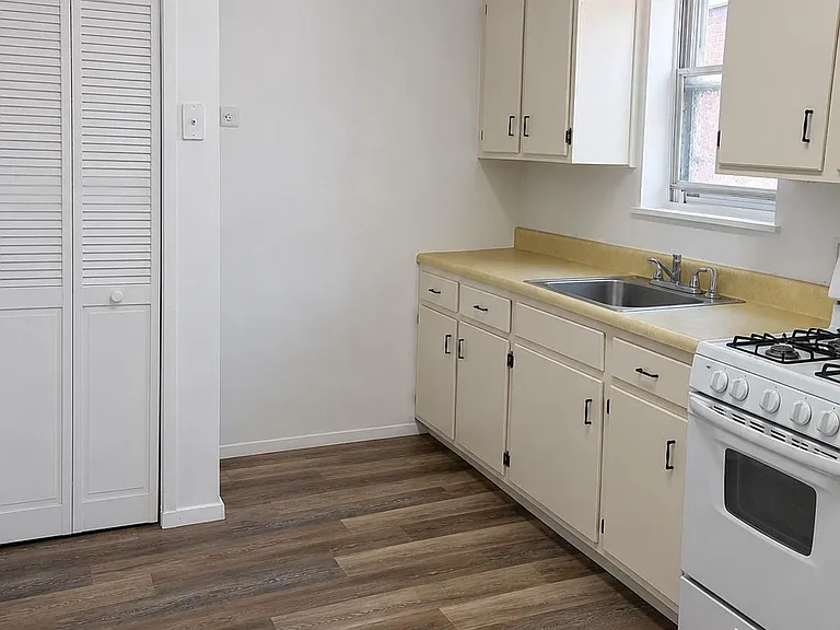 445 Roxborough Ave — Photo 5