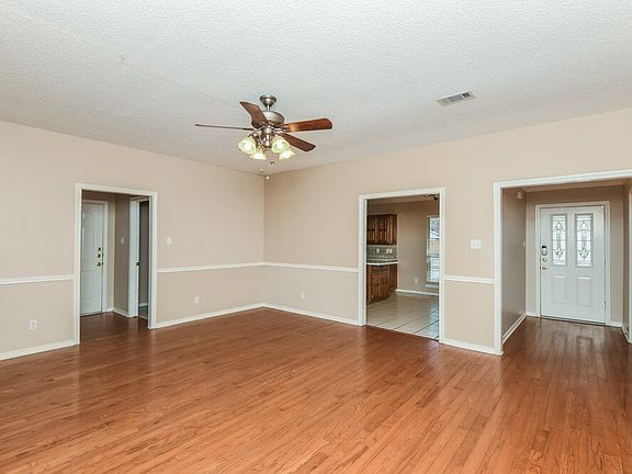 4th image of 121 Downwood Dr