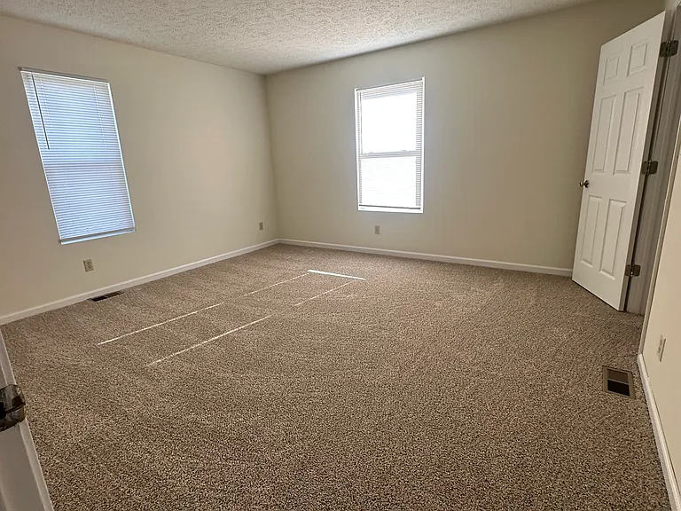 1118 S Woodlawn Ave — Photo 29