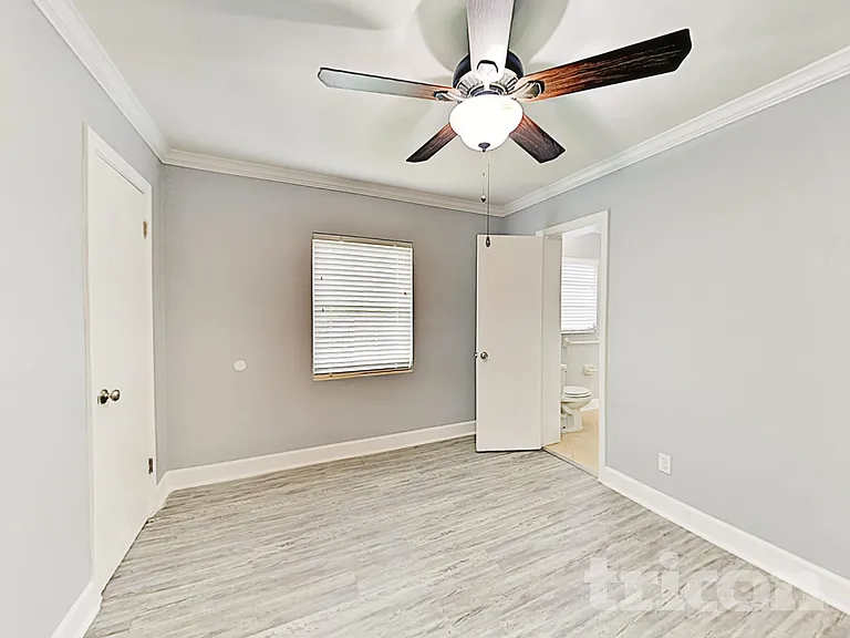 225 W King St — Photo 6