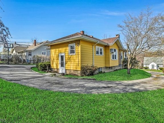 4th image of 22 Maple Ave
