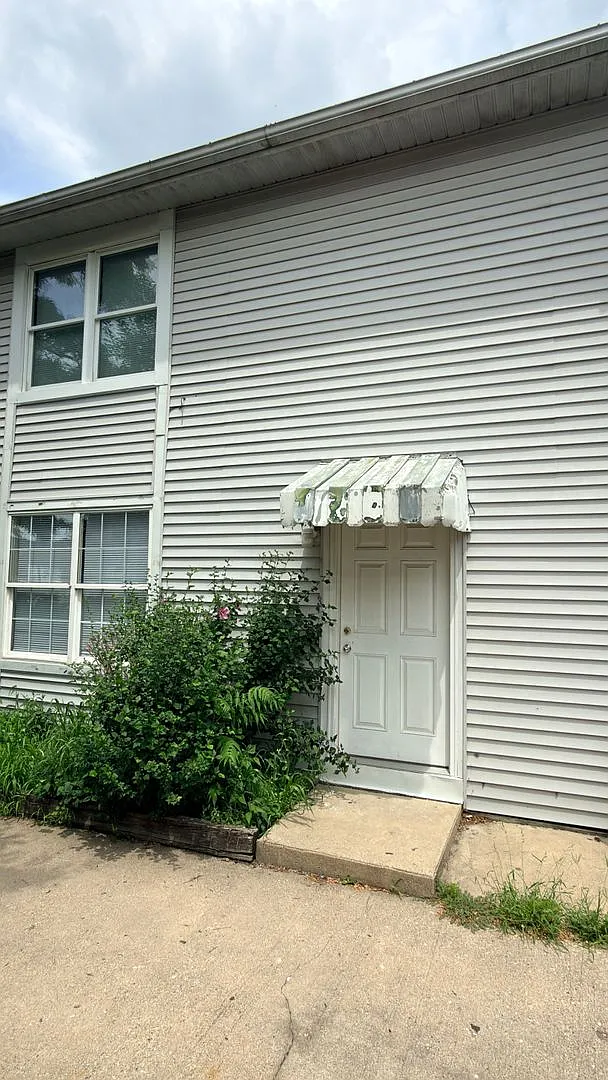 Spacious Two-Story Apartment Near Purdue! — Photo 2