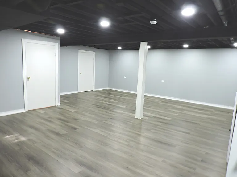 121 Hampton Ave — Photo 32