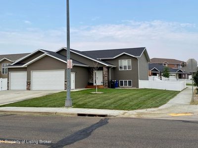175 23rd Ave W, Dickinson, ND, 58601