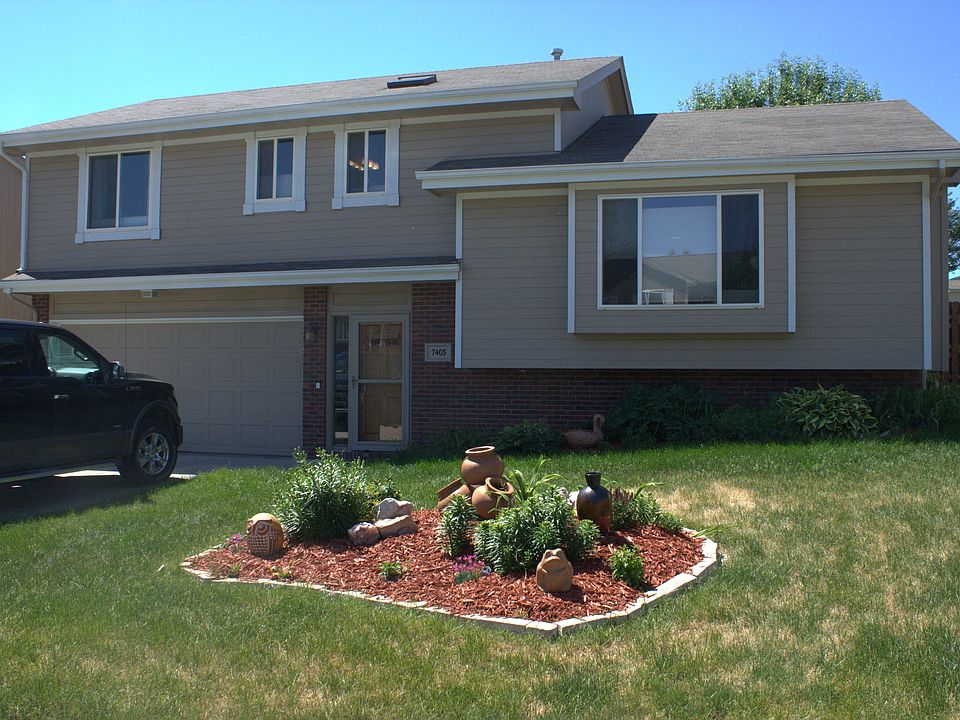 Giles Corner - 7405 Braun St