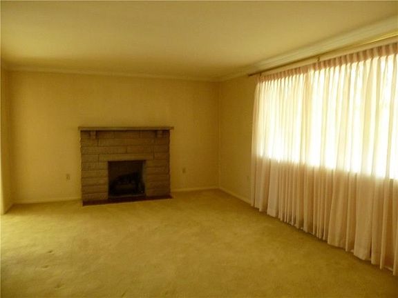 4th image of 143 Oriole Ave