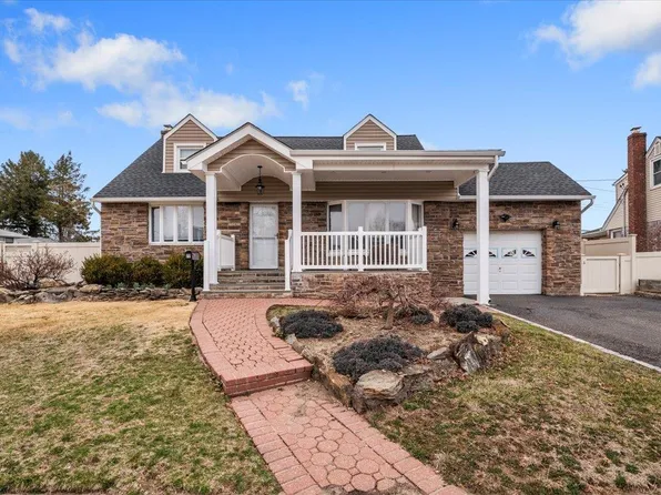 22 Jerome Avenue, Hicksville, NY 11801