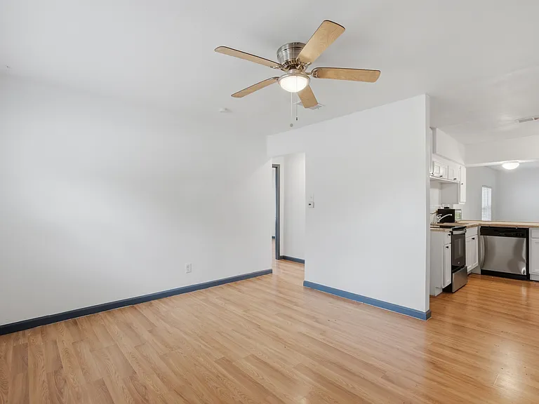 620 E Sears St — Photo 5