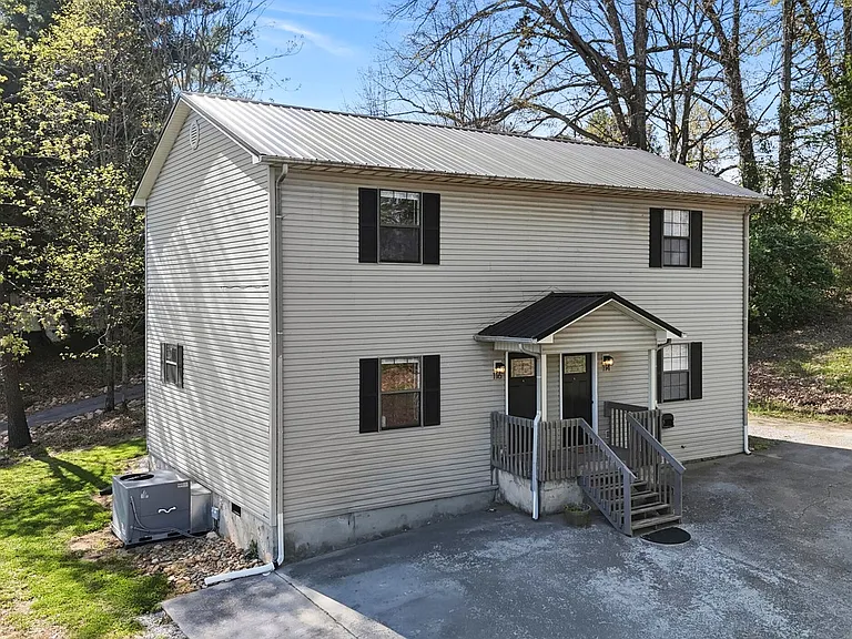 114 Sequoyah Dr — Photo 1