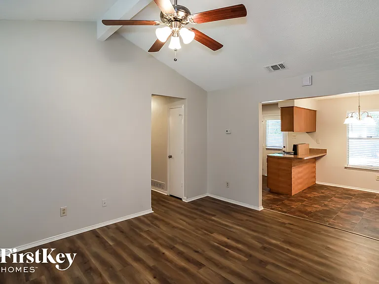 624 S Waxahachie St — Photo 3