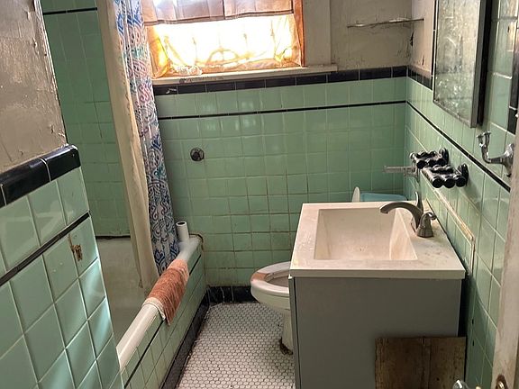4th image of 1185 Englewood St