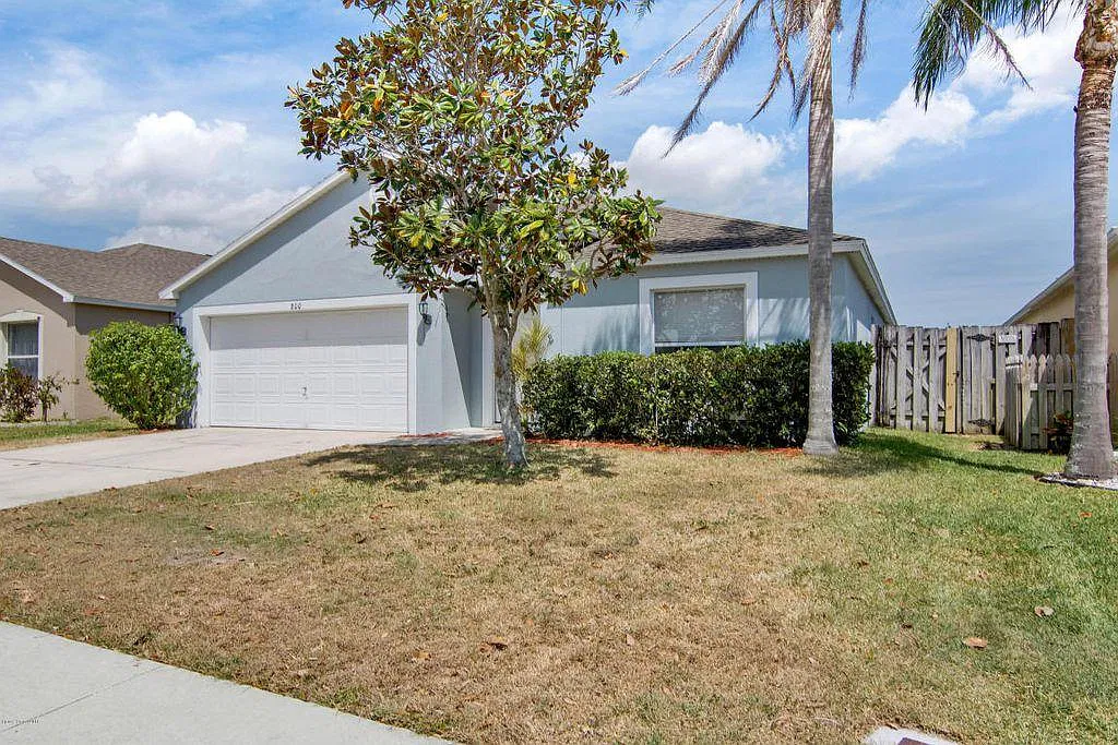 800 Wickham Lakes Dr — Photo 2