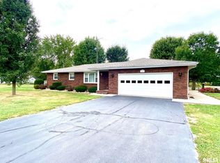 203 N Oak St, Ina, IL 62846