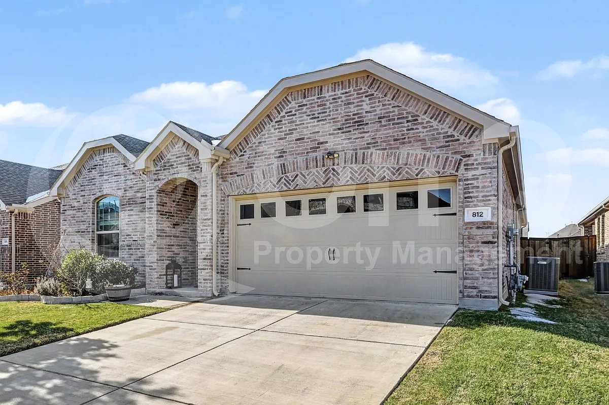 4 bed, 2.0 bath, 1870 sqft, $2,650 — Photo 2