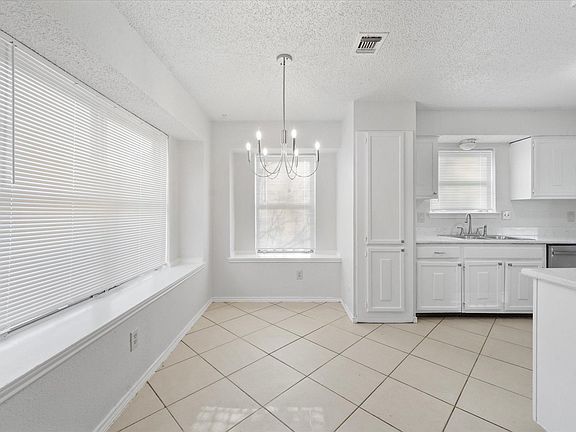 4th image of 3925 Wendover Dr