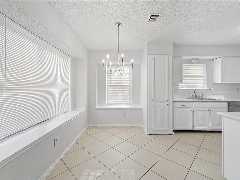 3925 Wendover Dr — Photo 4