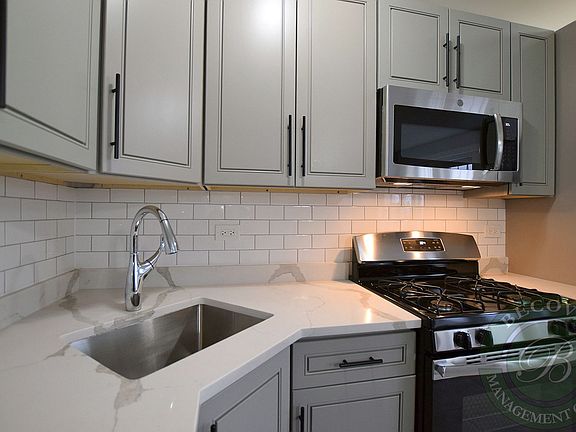 5th image of 1521 W Sherwin Ave #602
