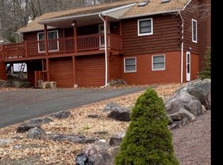 993 Country Place Dr, Tobyhanna, PA 18466