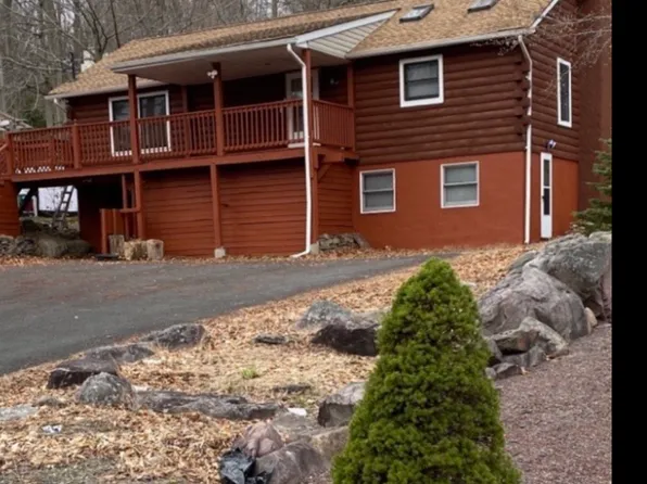 993 Country Place Dr, Tobyhanna, PA 18466