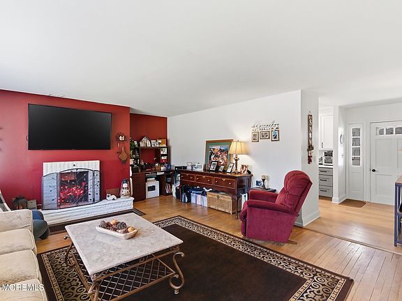4th image of 745 Oak Glen Road