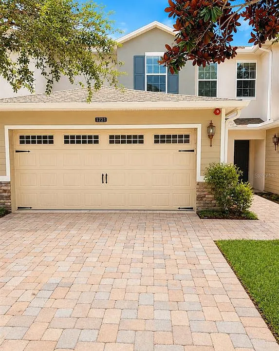 1221 Priory Cir