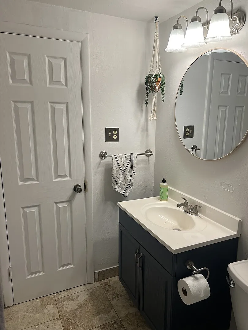 Newly Renovated 2 bed 1 bath Basement — Photo 4