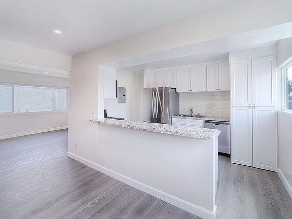 2nd image of 635 Westminster Ave Unit 4