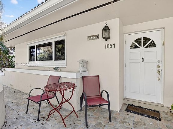 4th image of 1051 W Tropical Way