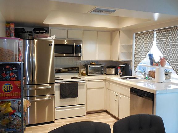 5th image of 934 Cabrillo Dr #C