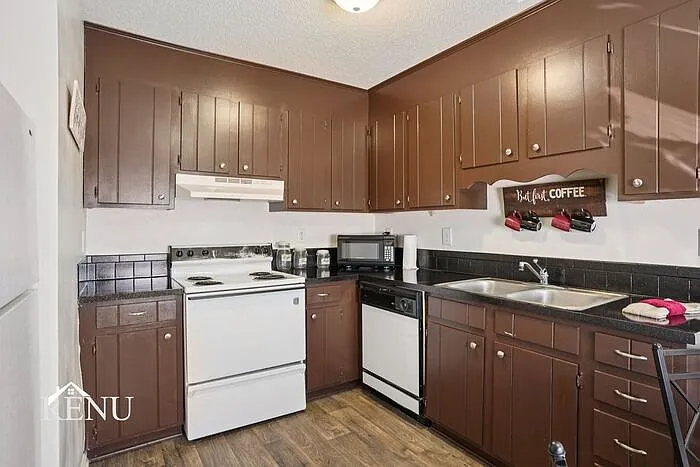 527 Michael St — Photo 2