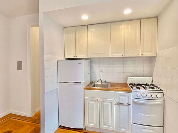 3rd image of 61 Carmine St APT 3B