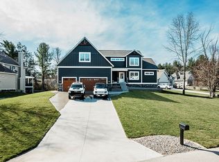 39 Boulder Dr, Norton Shores, MI 49441