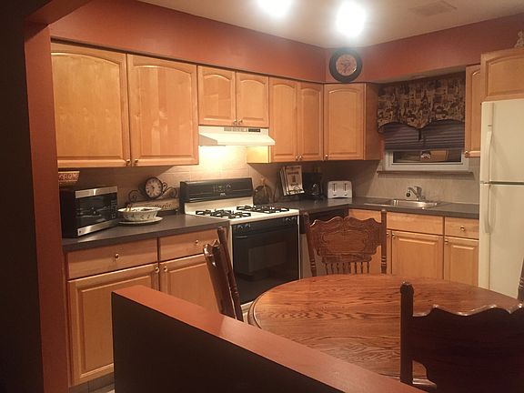 4th image of 588 Armstrong Ave