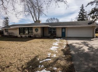 N77W15031 Wood View Dr, Menomonee Falls, WI 53051