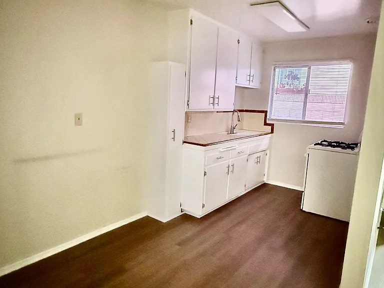 218 1/2 S Vermont Ave — Photo 5