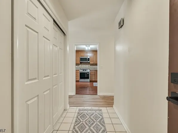 127 Oakmont Ct, Edison Twp., NJ 08820