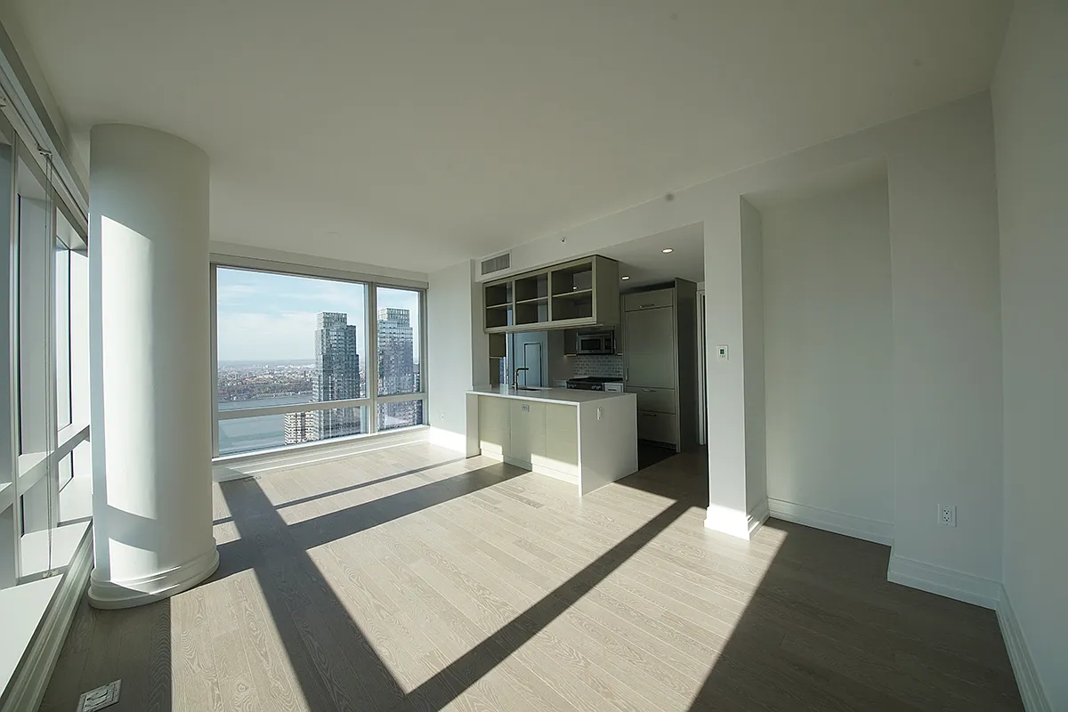 555 10th Avenue — Photo 2