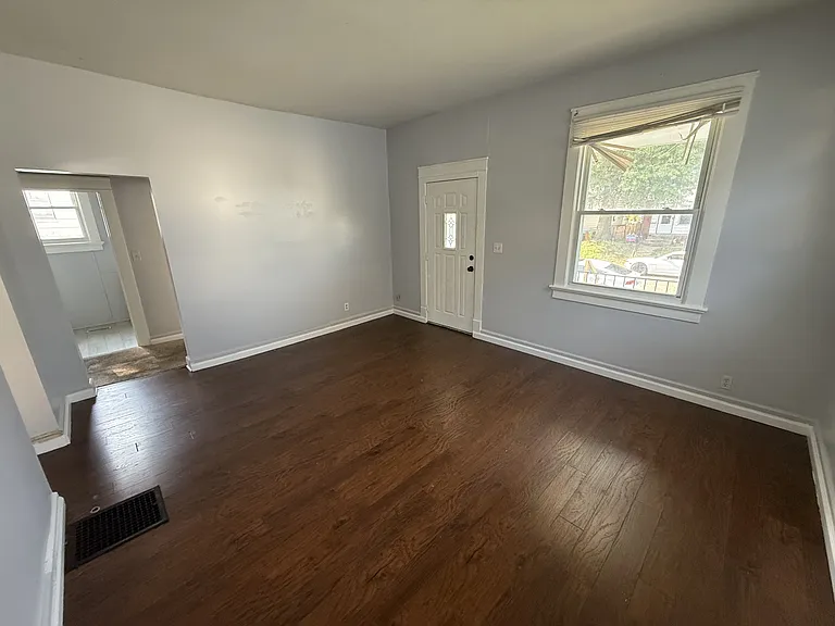 761 E Iowa St — Photo 2