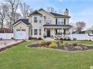 3 Calverly Ln, Mount Sinai, NY 11766