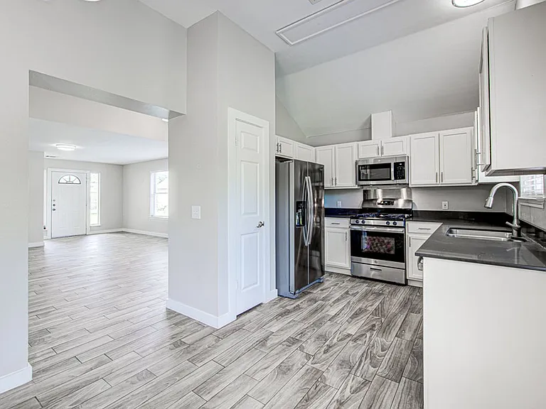 1302 Crete Ln — Photo 12