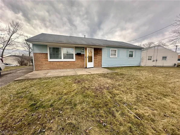 32 Fincastle Ln, Youngstown, OH 44505