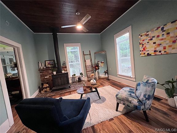 3rd image of 1007 NE 3rd Ave