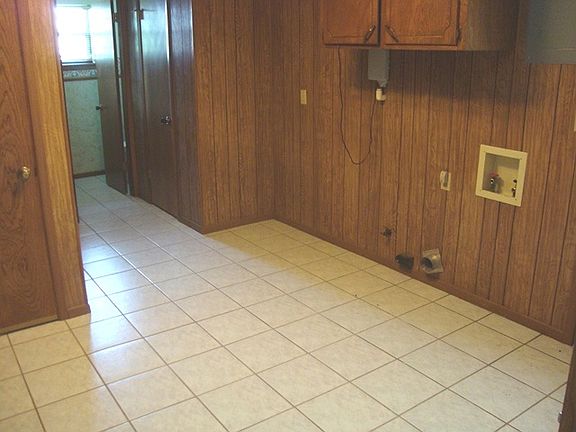 5th image of 906 N Elm St