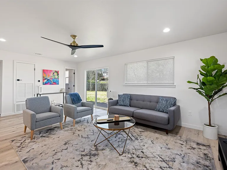 6104 Reicher Dr — Photo 8