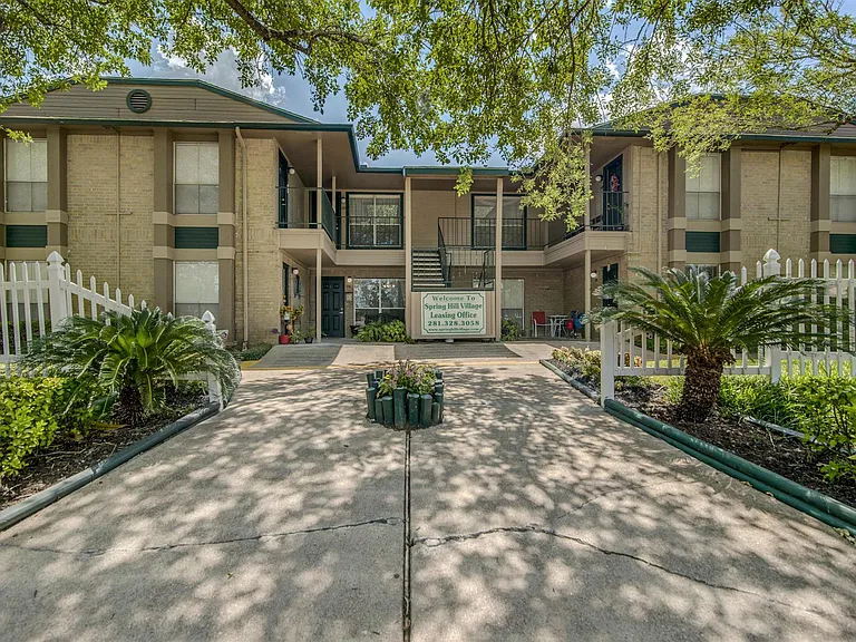 Spring Hill Village Apartments — Photo 12