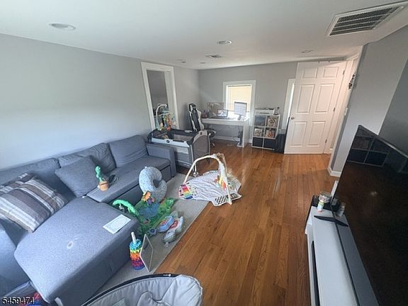 5th image of 222 Boston Ave