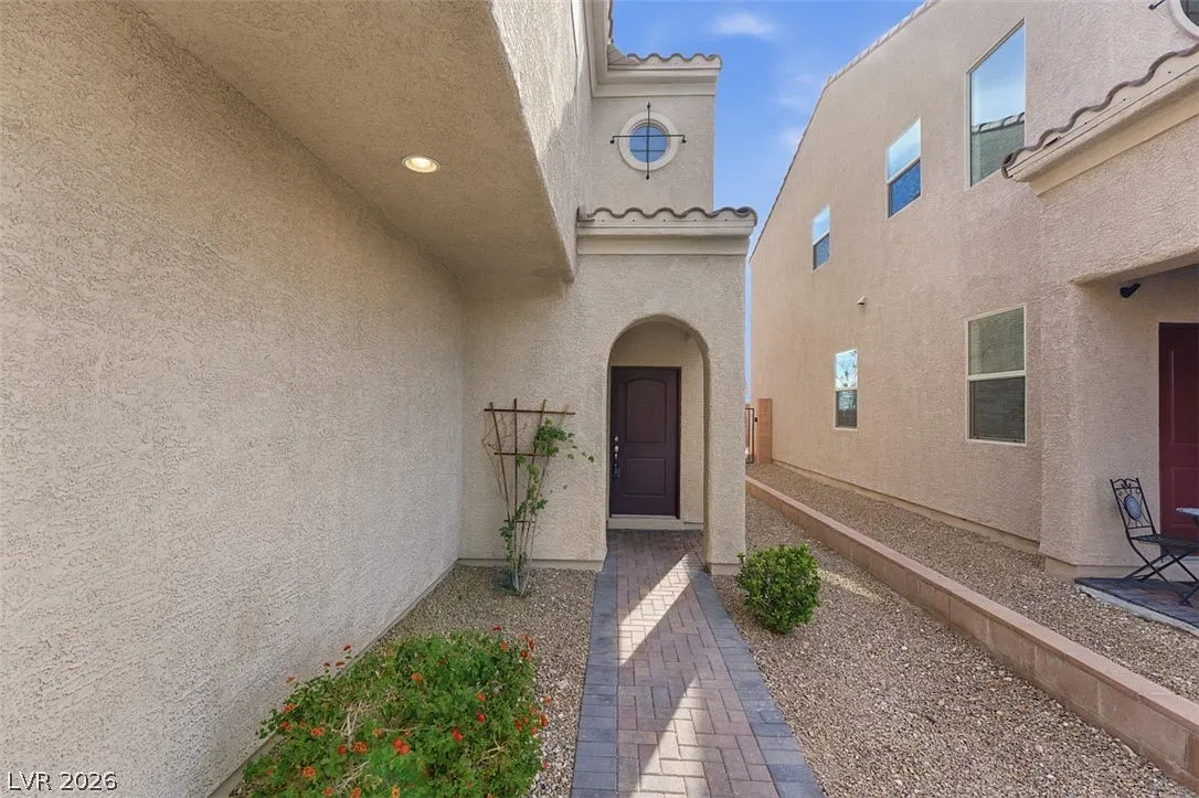 3 bed, 2.5 bath, 2001 sqft, $2,600 — Photo 3
